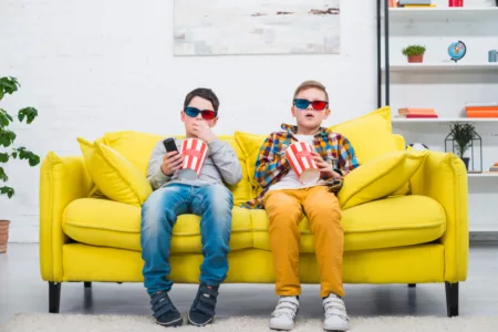 Film Korea Ini Merajai Peringkat Most Watched Show di Netflix! Ilustrasi menonton (Freepik)