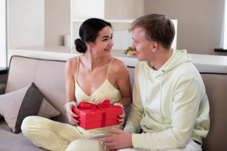 5 Hadiah Valentine Untuk Pacar Wanita Anti Gagal! Ilustrasi Hadiah Valentine (Freepik)