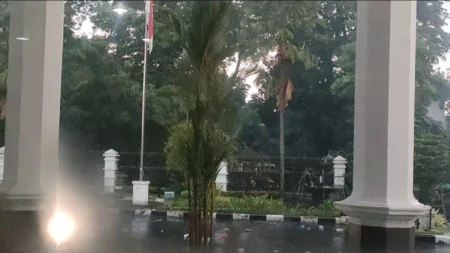 Demonstrasi “Indonesia Gelap” di DPRD Jabar Ricuh Batu dan Mercon yang Berserakan di Halaman Gedung DPRD Jawa Barat