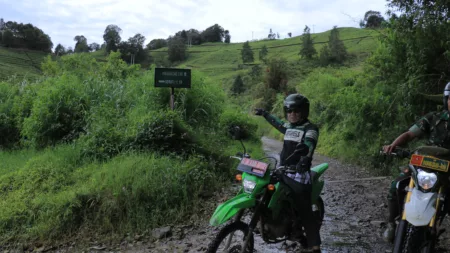 Bupati Dadang Supriatna Targetkan 500 Km Jalan Rampung dalam Tiga Tahun Bupati Bandung Menunjukan Salah Satu Contoh Jalan yang akan Diperbaiki