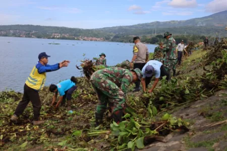 Bupati Kuningan Pimpin Pembersihan Eceng Gondok di Waduk Darma Bupati Kuningan Pimpin Pembersihan Eceng Gondok di Waduk Darma Bupati Kuningan Pimpin Pembersihan Eceng Gondok di Waduk Darma