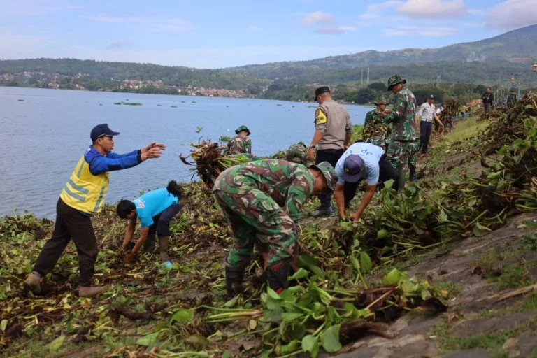 Bupati Kuningan Pimpin Pembersihan Eceng Gondok di Waduk Darma Bupati Kuningan Pimpin Pembersihan Eceng Gondok di Waduk Darma