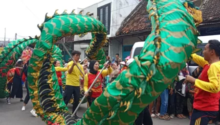 Barongsai dan Kirab Tandu Patekong Semarakkan Cap Go Meh 2025 -Cap Go Meh 2025 di Kabupaten Garut berlangsung meriah dengan atraksi barongsai