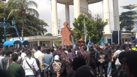 Warga Cirebon Tuntut Transparansi Dugaan Korupsi di PDAM Tirta Giri Nata Warga Cirebon Tuntut Transparansi Dugaan Korupsi di PDAM Tirta Giri Nata