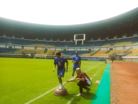 Bojan Pastikan Febri Hariyadi Bulan Depan Kembali Berlatih Full Dengan Tim Bojan Pastikan Febri Hariyadi Bulan Depan Kembali Berlatih Full Dengan Tim