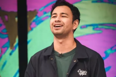Raffi Ahmad Tuai Kritikan Usai Ajak Ubah Hashtag #KaburAjaDulu Raffi Ahmad Tuai Kritikan Usai Ajak Ubah Hashtag #KaburAjaDulu