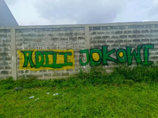 Grafiti “Adili Jokowi” Bermunculan di Berbagai Sudut Kota Bandung Grafiti bertuliskan "Adili Jokowi" muncul di berbagai dinding dan jalan layang di Kota Bandung.
