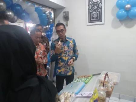 Warga Binaan Produktif dan Berpenghasilan, Bisa Punya Modal Usaha Usai Bebas Sekretaris Direktorat Jenderal Pemasyarakatan Kementerian Imigrasi dan Pemasyarakatan, Gun Gun Gunawan, meresmikan kios Pojok Hasil Karya Warga Binaan