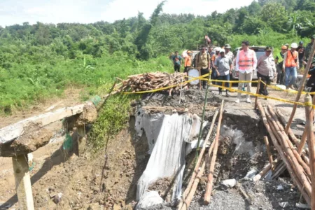 Pemkab Sumedang Cari Solusi Permanen untuk Jalan Haur Papak Jalan Rusak di Haur Papak Sumedang
