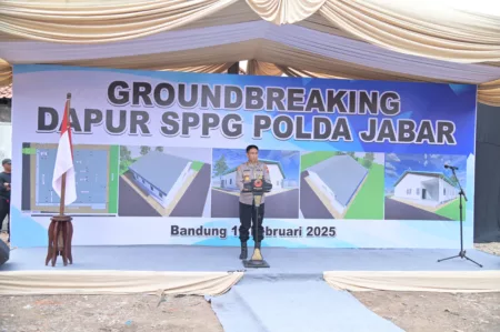 Kapolda Jabar Letakkan Batu Pertama Dapur SPPG untuk Program MBG Kapolda Jabar Letakkan Batu Pertama Dapur SPPG untuk Program MBG