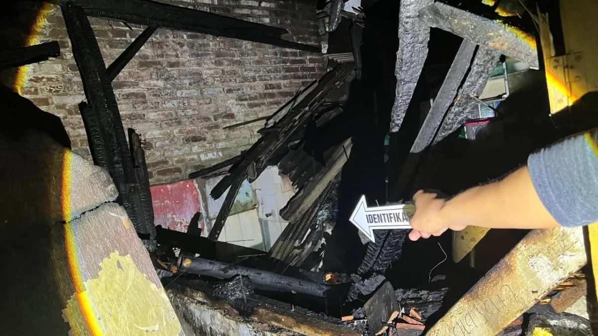 Horor di Tarogong Kidul! Kebakaran Hebat Lahap Dua Rumah Seketika Kebakaran terjadi di Kampung Pedes, Desa Jayawaras, Kecamatan Tarogong Kidul, Kabupaten Garut, pada Senin malam, 24 Februari 2025.