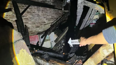 Horor di Tarogong Kidul! Kebakaran Hebat Lahap Dua Rumah Seketika Kebakaran terjadi di Kampung Pedes, Desa Jayawaras, Kecamatan Tarogong Kidul, Kabupaten Garut, pada Senin malam, 24 Februari 2025.