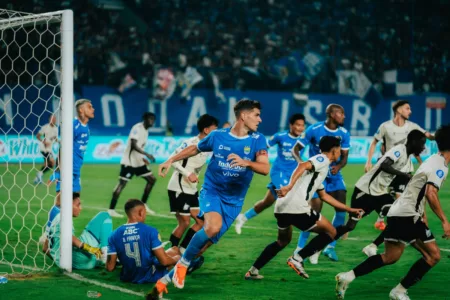Tangkapan Lensa Saat PERSIB Taklukkan PSM Persib vs PSM Kemelut di depan gawang PSM