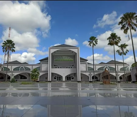 Masjid Pusdai Jabar: Ikon Religius dan Pusat Kegiatan Islam di Bandung Masjid Pusdai (Pinterest)