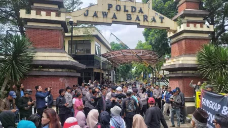 Massa Martin Jabar Tuntut Polisi Usut Tuntas Kasus Pagar Laut Massa Martin Jabar Tuntut Polisi Usut Tuntas Kasus Pagar Laut