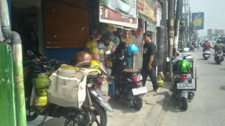 Masyarakat Bingung, LPG 3 Kg Mulai Sulit Didapat Warung Kecil Penjual LPG 3 Kg Memperbanyak Stok