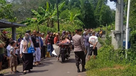 Mayat Pria Ditemukan di Atas Kabel Internet di Garut Masyarakat dan Petugas Kepolisian di Sekitar Tempat Kejadian Perkara