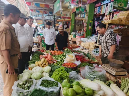 Harga Cabe Merah dan Telur Naik, Sembako Jelang Ramadhan Makin Mahal Harga kebutuhan pokok di Pasar Kepuh Kuningan mulai naik menjelang H-3 Ramadhan