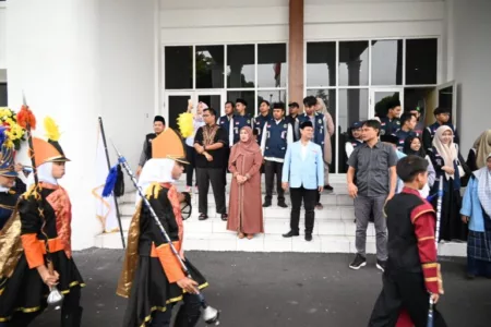 Pawai Tarhib Ramadhan 2025, Wabup Kuningan Ajak Perkuat Ukhuwah Wakil Bupati Kuningan, Tuti Andriani, melepas peserta Pawai Tarhib Ramadhan 2025