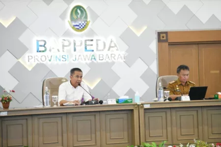 Pemprov Jabar Perketat Efisiensi Anggaran, Bey: Pelayanan Publik Harus Tetap Optimal Penjabat (Pj) Gubernur Jawa Barat, Bey Machmudin, menegaskan bahwa efisiensi anggaran tak boleh menghambat pelayanan publik