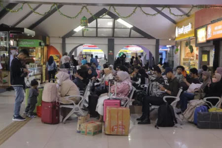 Libur Panjang Meledak! Penumpang Kereta dari Bandung Tembus 122 Persen Penumang Kereta Api Menunggu di Stasiun Bandung
