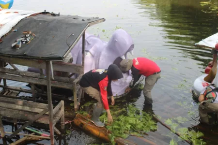 Peringati Hari Jadi Garut ke-212, Instansi dan Relawan Bersihkan Situ Bagendit Peringati HJG ke 212, Instansi Pemerintah Kabupaten Garut Bersihkan Eceng Gondok di Situ Bagendit