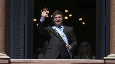 Javier Milei Ubah Argentina, Reformasi Ekstremnya Ciptakan Surplus Fiskal Javier Milei, Presiden Argentina sejak Desember 2023, berhasil mencetak sejarah dengan menciptakan surplus fiskal pertama negara itu