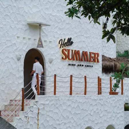 Ingin Suasana Pantai Tapi Bentuknya Cafe? Cobain Hello Summer Cafe Bandung! Hello Summer Cafe (IG/@hellosummer.idn)