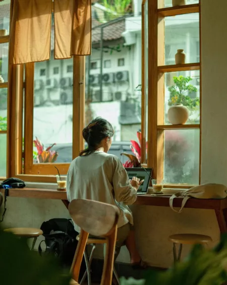 Ingin Work From Cafe? Ini Rekomendasi 3 Terbaik! Area Indoor Kyomi Space (IG/kyomispace)
