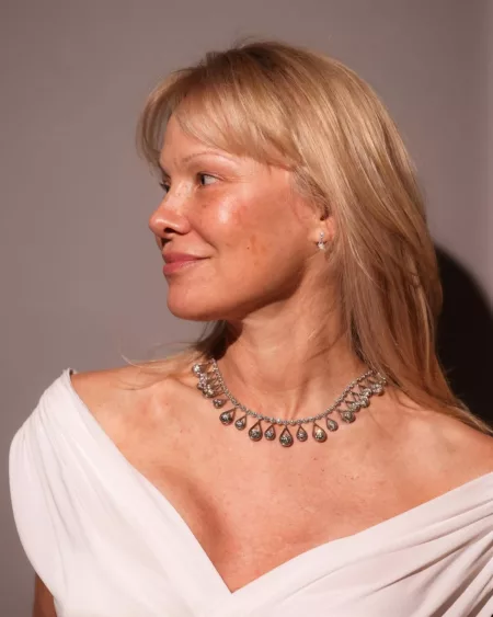 Tampil Bare Face, Pamela Anderson Tak Mau Bersaing Dengan Ini! Pamela Anderson tampil bareface (IG/pamelaanderson)