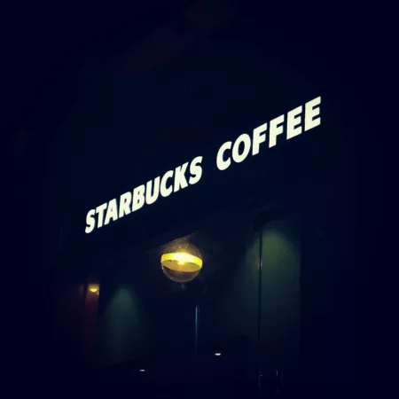 Starbucks PHK 1.100 Karyawan Korporat Demi Efisiensi Starbucks PHK 1.100 Karyawan Korporat Demi Efisiensi