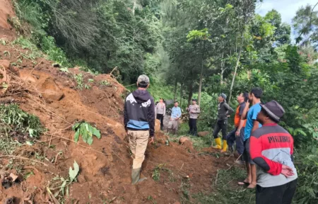Longsor Tutup Jalan di Talegong, Kapolsek Cek Lokasi dan Koordinasi Penanganan Polsek Talegong Cek Lokasi Kejadian Longsor di Jalan Raya Cantigi
