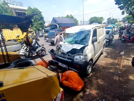 Tiga Kendaraan Terlibat Kecelakaan Beruntun di Jalan Terusan Buahbatu Tiga Kendaraan Terlibat Kecelakaan Beruntun di Jalan Terusan Buahbatu