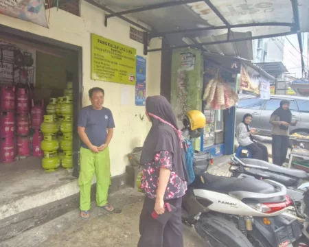 Warga Kota Bandung Kesulitan Gas LPG 3 Kg, Pangkalan Diburu Pembeli Warga Bandung Kesulitan Gas LPG 3 Kg, Pangkalan Diburu Pembeli