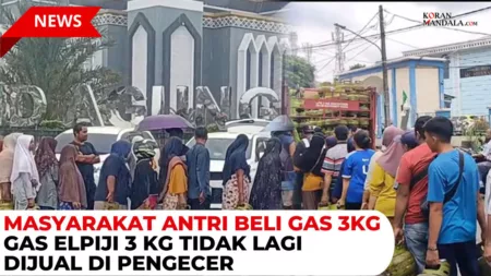 Masyarakat Antri Membeli Gas Melon Karena Tidak dijual di Pengecer Warga antri beli gas elpiji 3kg