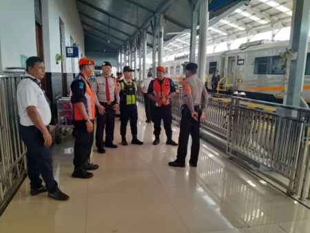 Satuan Samapta Polres Tasikmalaya Imbau Penumpang Kereta Api untuk Waspada Satuan Samapta Polres Tasikmalaya Imbau Penumpang Kereta Api untuk Waspada