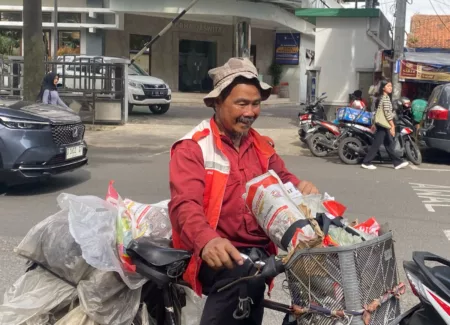 Penjual Koran Keliling di Bandung Tetap Bertahan, Meski Gempuran Digital Makin Menggila Bapak Agus Penjual koran Keliling