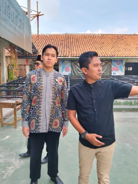 Tinjau SDN 160 Sulaksana, Syahlevi Geram dan Desak Pembangunan Segera Diselesaikan Muhamad Syahlevi Erwin Apandi saat meninjau pembangunan runag kelas yang mangkarak