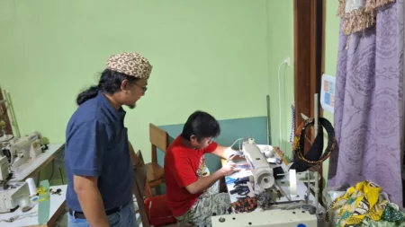Muhamad Andi Lesmana Lestarikan Budaya Sunda Lewat Totopong di Sumedang Totopong