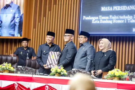 Penjabat Wali Kota Bandung Sampaikan Jawaban atas Pandangan Fraksi Terkait Raperda Pajak Daerah Penjabat Wali Kota Bandung Sampaikan Jawaban atas Pandangan Fraksi Terkait Raperda Pajak Daerah