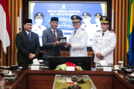 Sertijab Wali Kota dan Wakil Wali Kota Bandung 2025-2030: Farhan-Erwin Siap Jalankan Amanah Wujudkan Bandung Utama Sertijab Wali Kota dan Wakil Wali Kota Bandung 2025-2030: Farhan-Erwin Siap Jalankan Amanah Wujudkan Bandung Utama