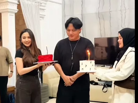 27 Tahun! Inilah Pesona Rizky Febian Sebagai Papah Muda 27 Tahun! Inilah Pesona Rizky Febian Sebagai Papah Muda (TikTok Rizky Febian)