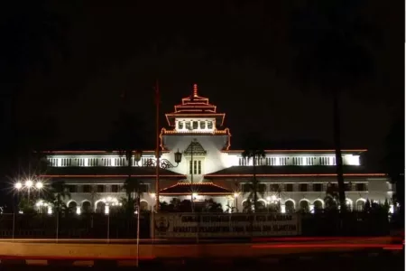 Kisah Mistis Gedung Sate: Lorong Misterius hingga Sosok Kakek Berjenggot Kisah Horor Gedung Sate (wisatapiknikku.com)