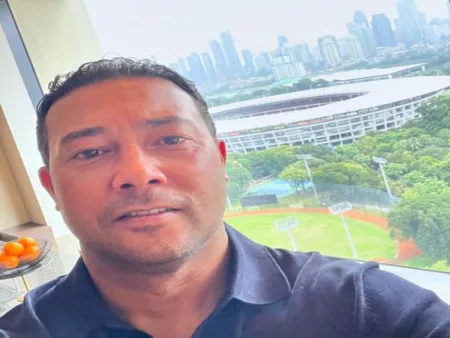 Denny Landzaat Kembali ke Jakarta, Siap Memberikan yang Terbaik untuk Timnas Indonesia Denny Landzaat kembali tiba di Jakarta