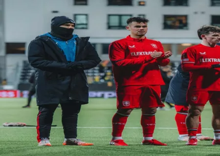 Mees Hilgers Bunuh Diri, FC Twente Tersingkir dari Liga Europa Gol bunuh diri Mees Hilgers kandaskan perjalanan FC Twente di Liga Europa 2024/2025