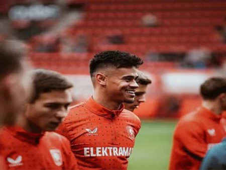 Mees Hilgers Comeback Sebagai Starter, FC Twente Kalahkan Bodo/Glimt di Liga Europa Mees Hilgers kembali starter pada laga FC Twente vs Bodo/Glimt di Liga Europa 2024/2025