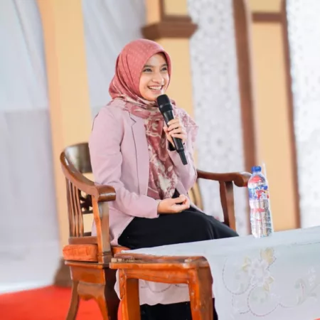 Sherly Annavita Bedah Buku Filosofi Teras: Cara Kontrol Emosi Sherly berikan informasi tentang buku “Filosofi Teras” sangat rekomendasi bagi kamu yang ingin mengetahui tentang mengontrol emosi.