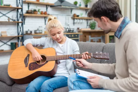 Idola K-Pop Mana yang Menjadi Mentor Musik Terbaik Bagimu? Ilustrasi Mentor Musik (Freepik)