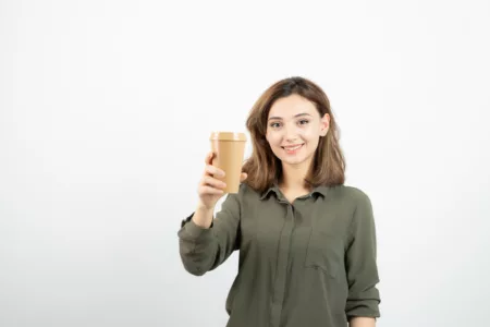 Menurut Pakar, Ini Jam Ideal Konsumsi Kopi! Ilustrasi minum kopi (Freepik)