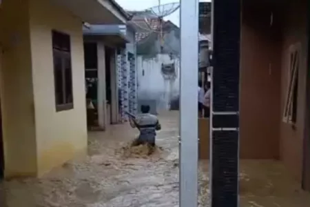 Banjir Bandang Terjang Puncak Bogor, Ratusan Warga Terdampak Banjir Bandang Terjang Puncak Bogor, Ratusan Warga Terdampak